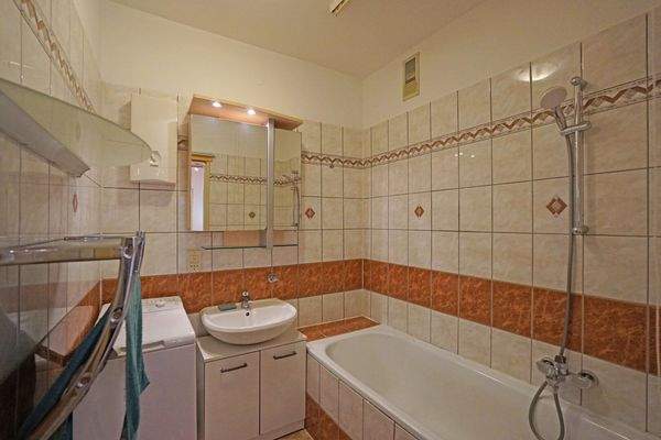 Badezimmer mit Waschmaschinenanschluss