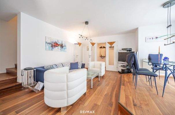 großzügiger Couchbereich im Wohnzimmer