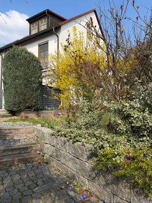 Hausansicht von den Garagen kommend