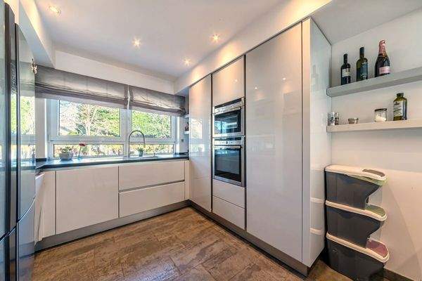 EG: Hochwertige Einbauküche