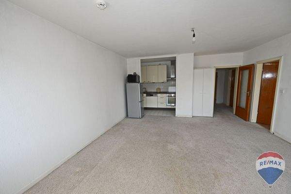 Wohnzimmer mit Blick auf Küche und Diele