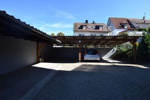 Hof mit Parkplätzen