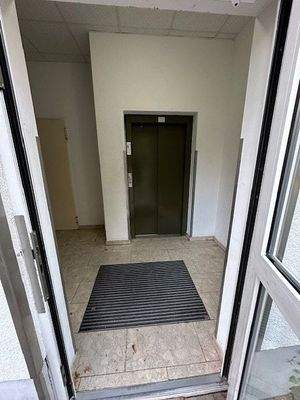 Hauseingang mit Blick zum Fahrstuhl