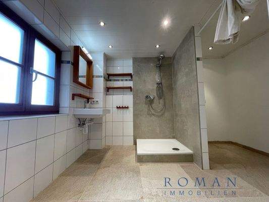 1. OG: Großes Badezimmer - Dusche