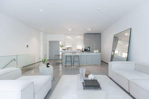 Heller und einladender Sitzbereich