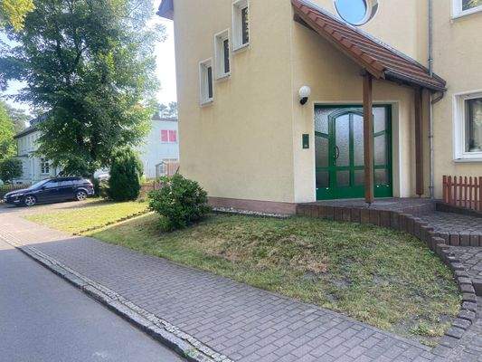 Eingang mit Stellplätzen.JPG