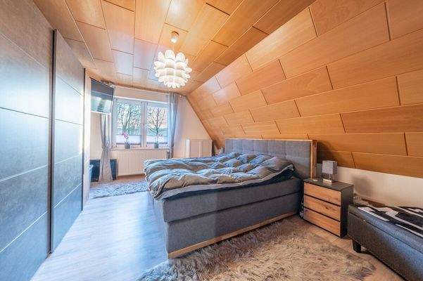 Das erste der beiden Schlafzimmer