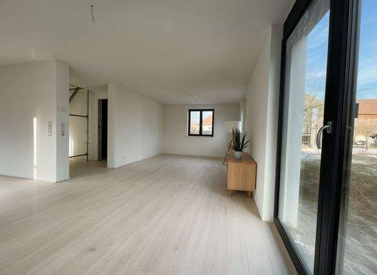 Beispiel: So könnte es aussehen. EG Wohn-Essbereich mit Zugang zur Terrasse - (KI generiert)