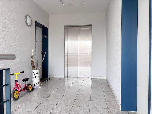 Treppenhaus mit Aufzug