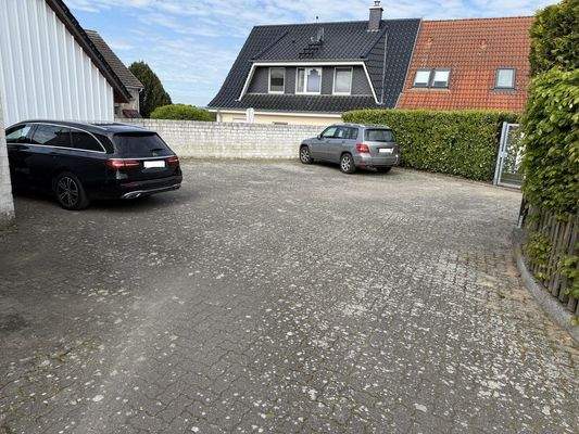 zus. Stellplatz hinter d. Haus