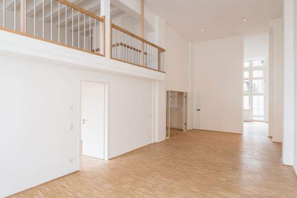 Wohnzimmer Blick zur Küche.jpg