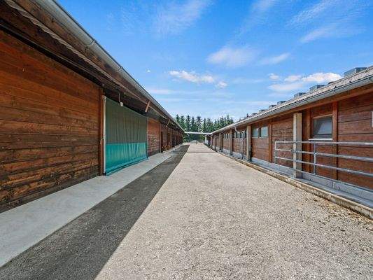 Wirtschaftsgebäude mit Erweiterungspotenzial