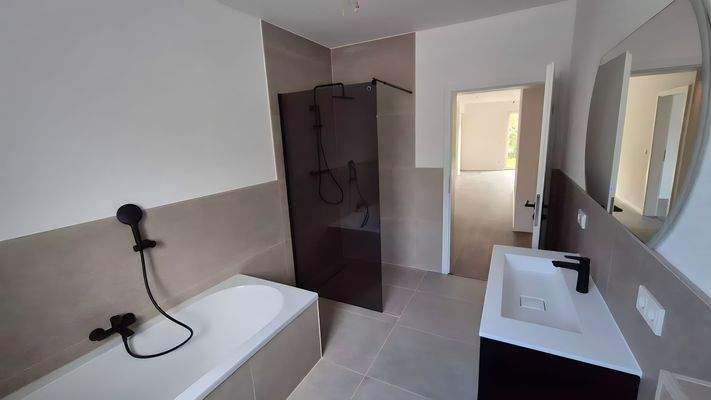 920075a2-48f7-46e1-a5a1-c371f01398a1.remini-enhanc