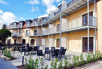 Innenhof mit Sitzmöglichkeiten.jpg