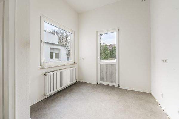 Küche mit Balkonzugang