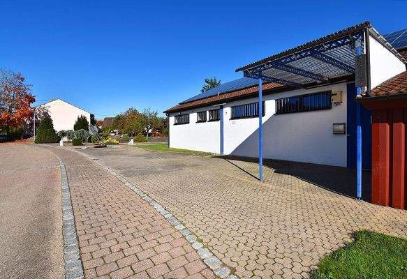 Überdachter Zugang zur Lagerhalle