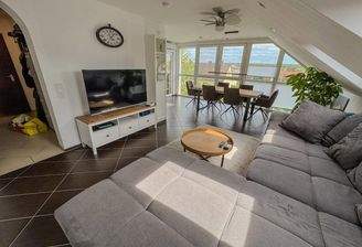Wohnzimmer mit Fensterfront
