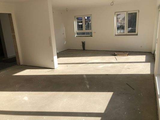 Wohnzimmer mit Blick in die Küche/Essplatz