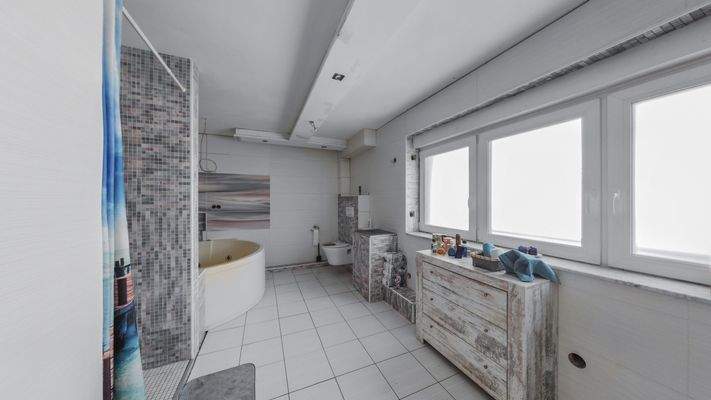 Bad mit Wanne und Dusche