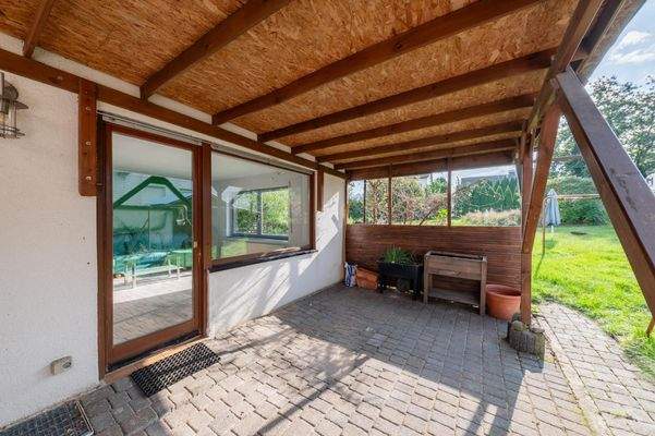 Überdachte Terrasse (links)