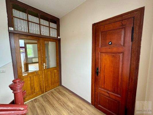 OG: Wohnungstür und sep. WC