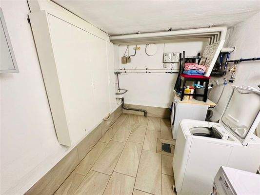 33F484BA-A008-4E6B-9E2A-27BC3AE62DF5