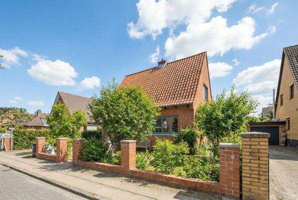 Sommerimpressionen - Vorgarten und Hausansicht (KI-generiert)