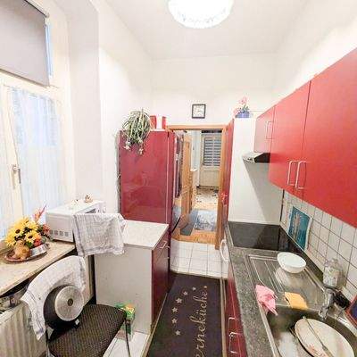 Küche mit roten Schränken