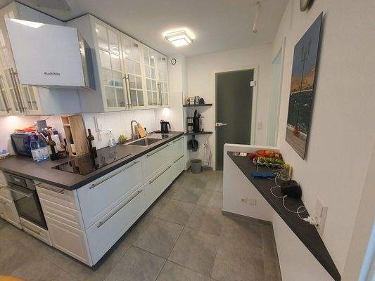 Küche, Blick zum Bad