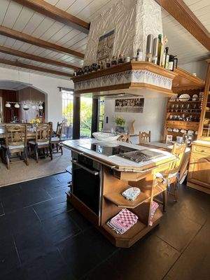 Küche mit mittiges Kochfeld