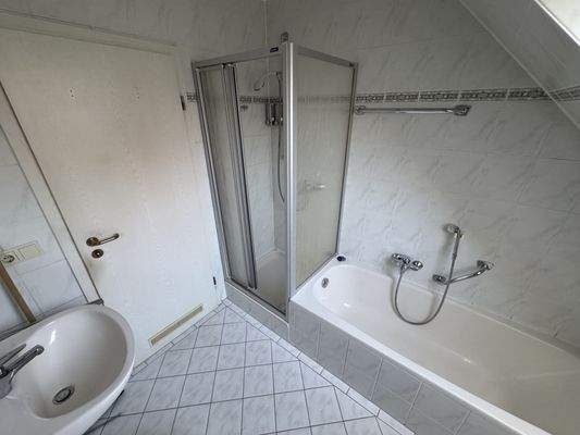 Badezimmer mit Wanne und Dusche