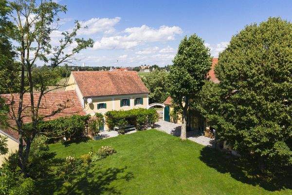 Nebenhaus mit Hoftor