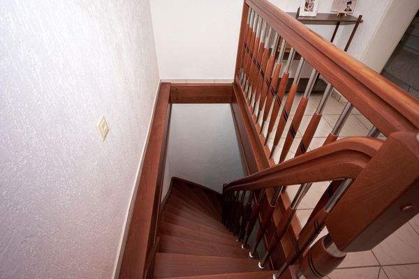 Treppe zwischen den Ebenen