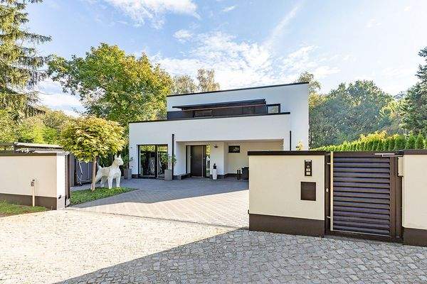 Imposante Einfahrt mit Stellplätze für Pkw