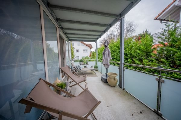 OG: Großzügiger überdachter Balkon