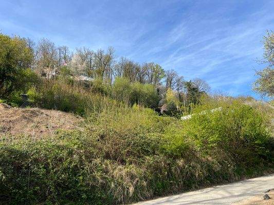 Das erschlossene Grundstück wird durch die unterhalb liegende Straße betreten