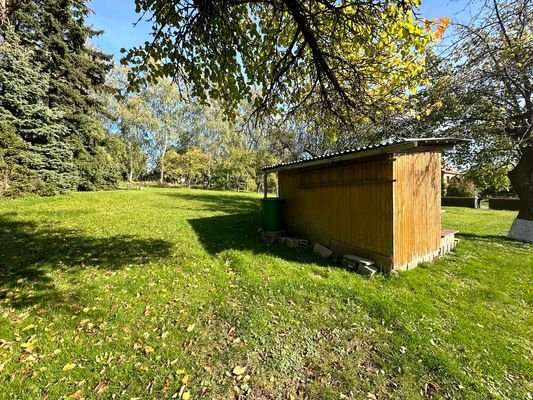 Kleiner Holzschuppen vorhanden