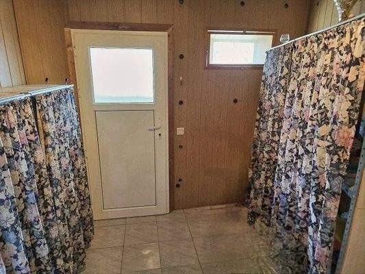 Abstellraum mit Ausgang in den Garten