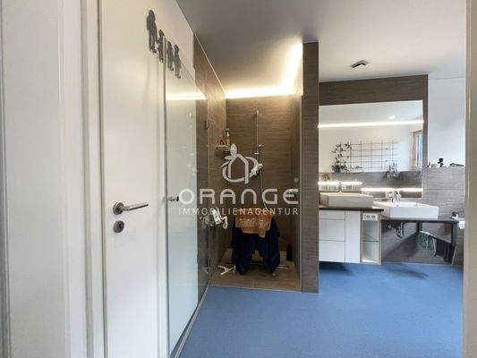 Das Masterbad mit bodengleicher Dusche...