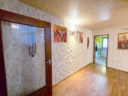 Flur mit Natursteinwand