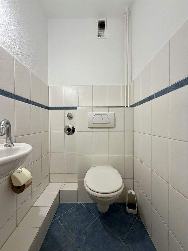 Renovierte 4-Raum-Whg. mit Essdiele, Balkon, Gäste-WC, Abstellraum, Stellplatz uvm. // Kronshagen - Photo 5