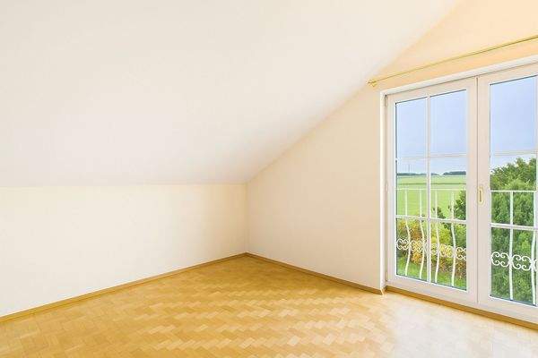 Helles Zimmer mit Blick ins Grüne