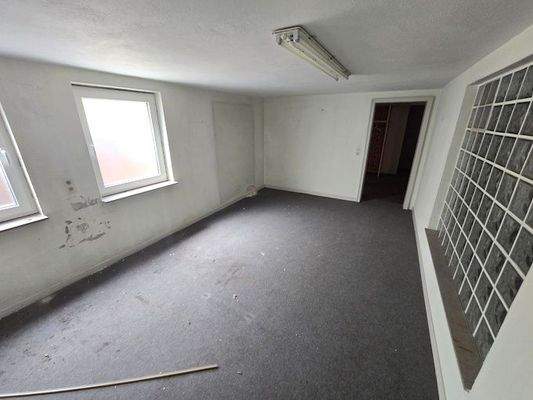 WE1 Souterrain Raum 1 Bild 2.jpg