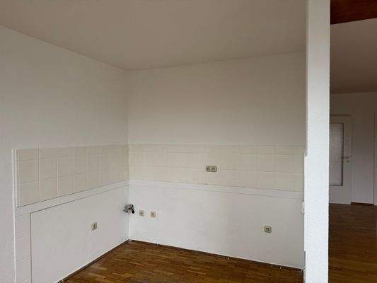 Leere Küche mit Parkettboden