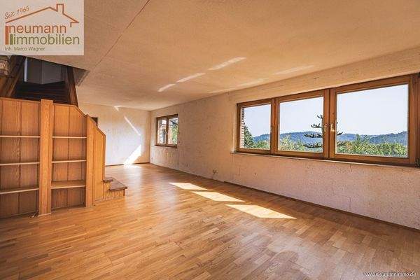 Wohnzimmer (mit Treppe)  EG