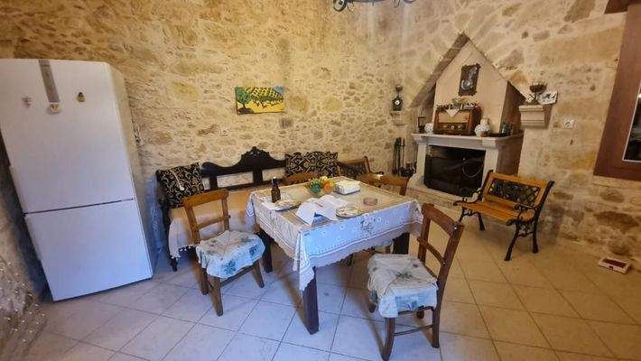 Kreta, Agios Myronas: Einfamilienhaus aus Stein zu verkaufen