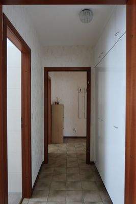Flur mit Einbauschränken II