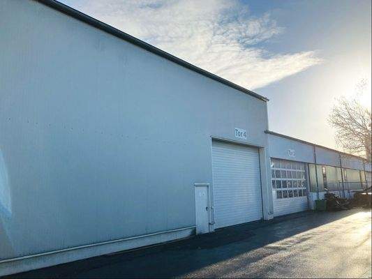 Hallengebäude mit geteerter Freifläche (Westseite)