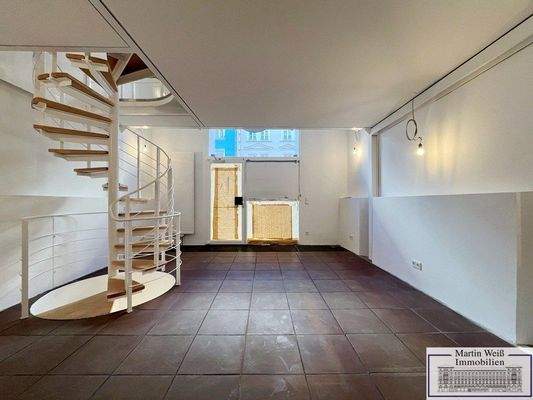 Laden mit Treppe zur Galerie