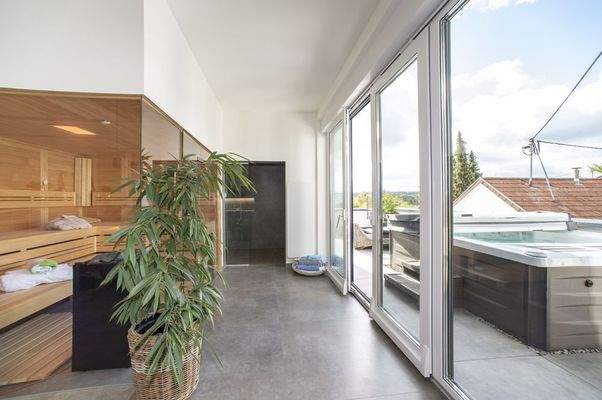 Bad mit Blick auf Jacuzzi